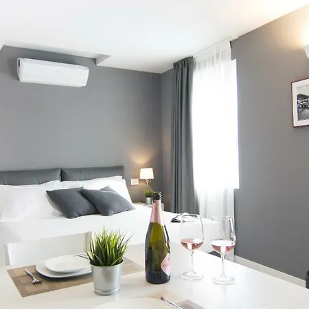 La Quadra - In With Daily Housekeeping Apartment