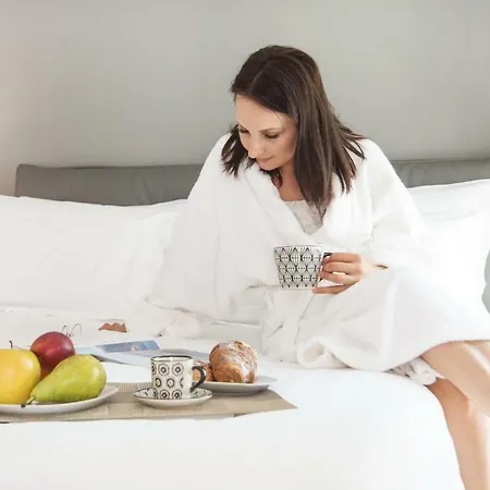 La Quadra - In With Daily Housekeeping *